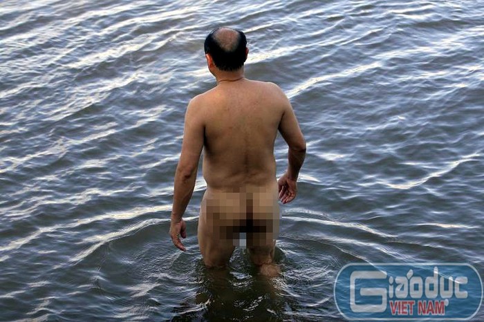Để tham gia vào hội Adam đặc biệt này, mọi người đều phải nude... 100% khi xuống tắm ở sông Hồng